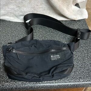 Lululemon Clean lines belt bag 2L